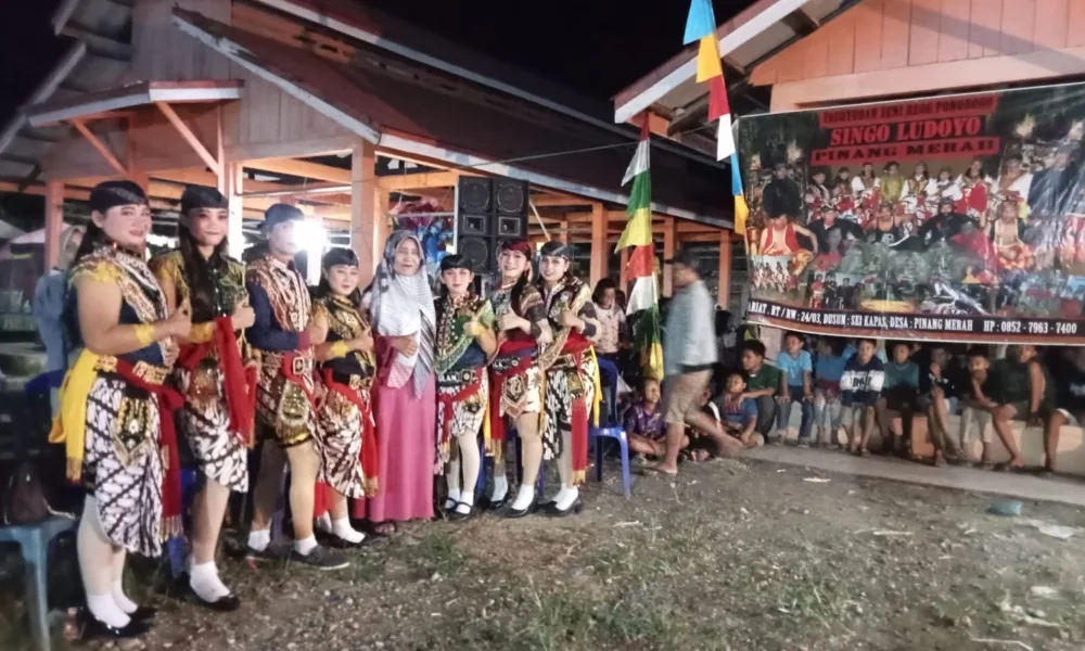 Tari Jathilan, Bujang Ganong dan Singo Barong, masih dilestarikan di Desa Pinang Merah. (DETAIL/Daryanto)
