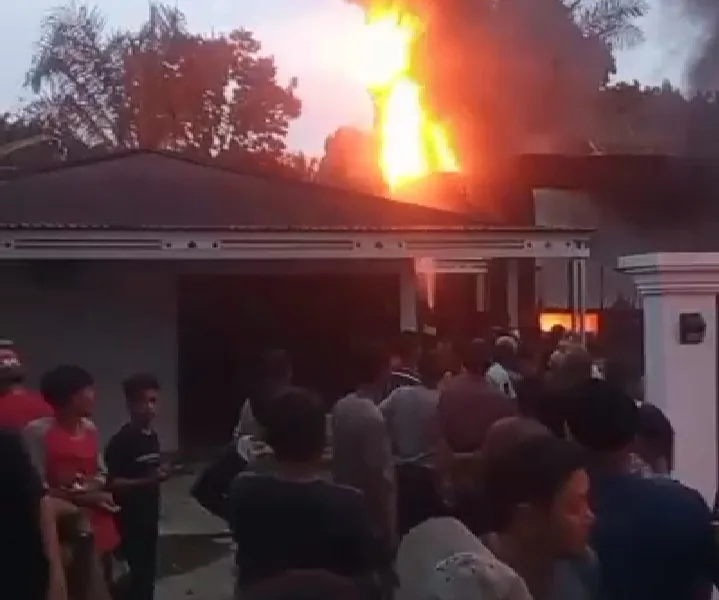 Gudang minyak ilegal yang terbakar di Sungai Ulak Bangko. (DETAIL/ist)
