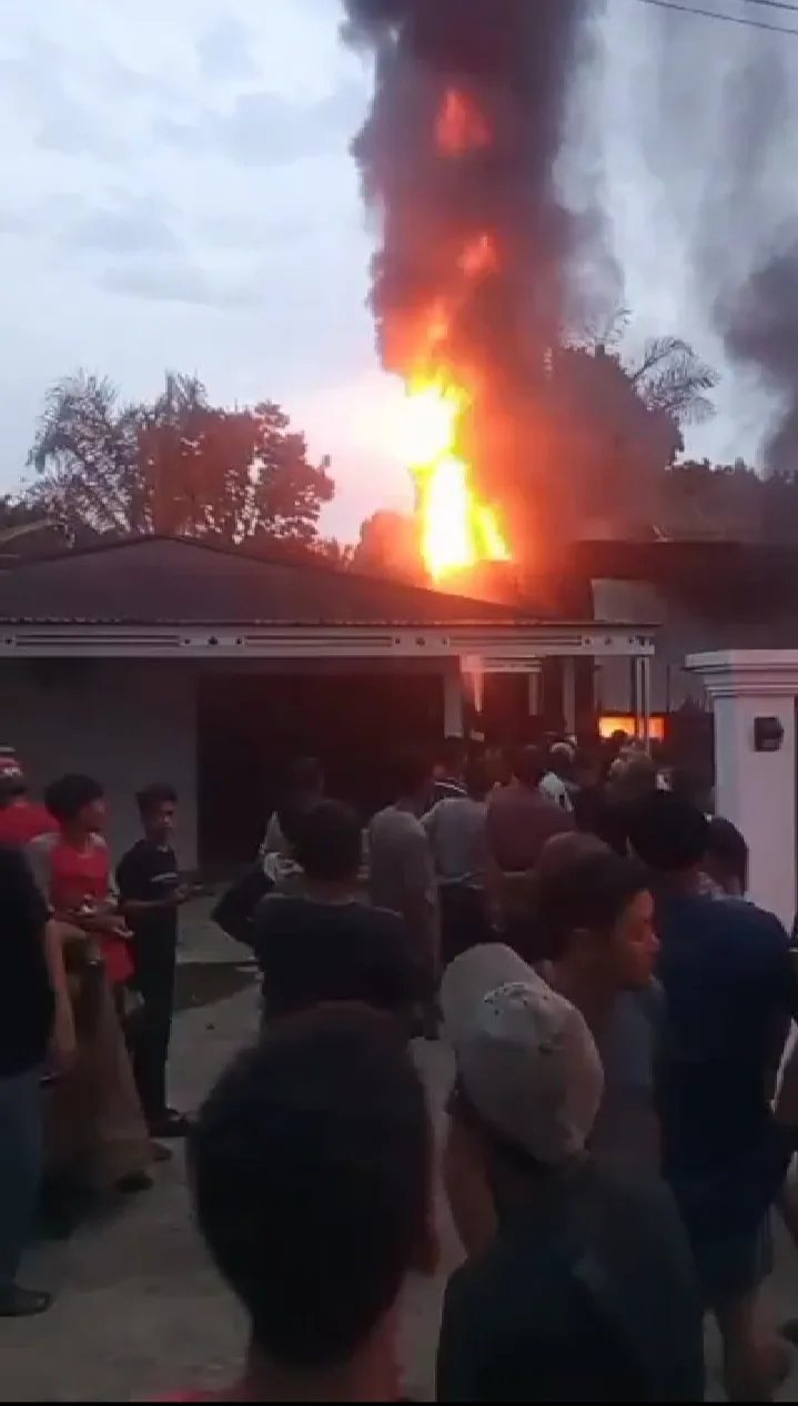 Gudang minyak ilegal yang terbakar di Sungai Ulak Bangko. (DETAIL/ist)