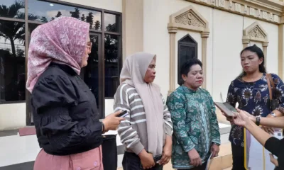 Rusmiati (kedua dari kiri, jilbab coklat) didampingi kuasa hukumnya usai pemeriksaan di Polda Jambi. (DETAIL/Juan)