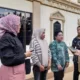 Rusmiati (kedua dari kiri, jilbab coklat) didampingi kuasa hukumnya usai pemeriksaan di Polda Jambi. (DETAIL/Juan)