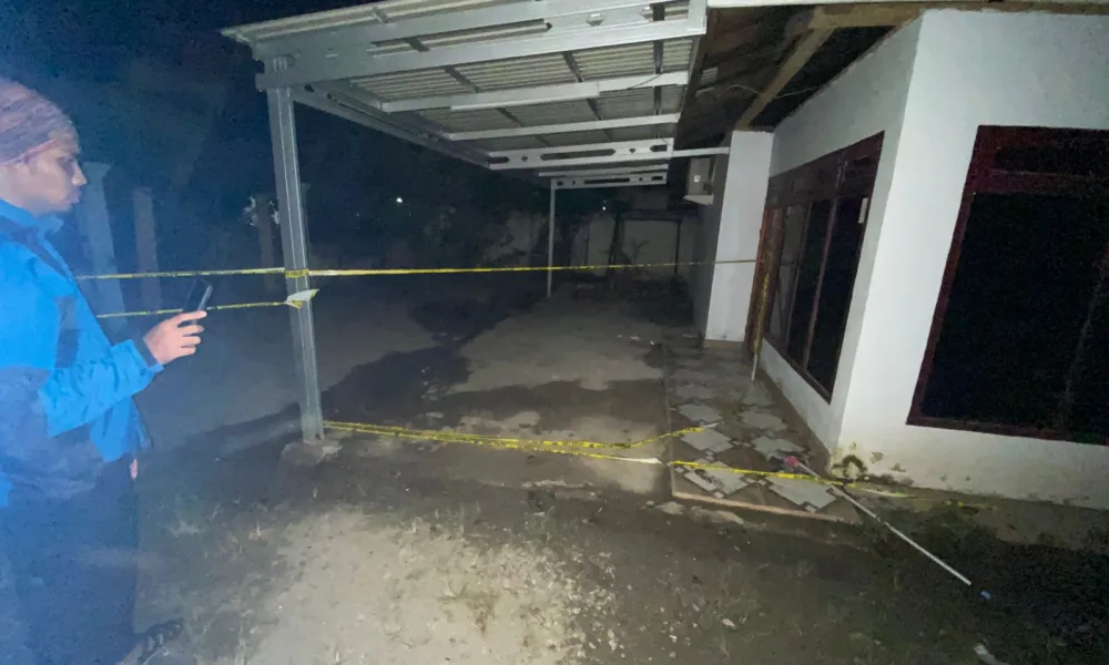 Tim Inafis saat melakukan penyelidikan di lokasi kejadian terbakarnya gudang BBM ilegal. (DETAIL/ist)