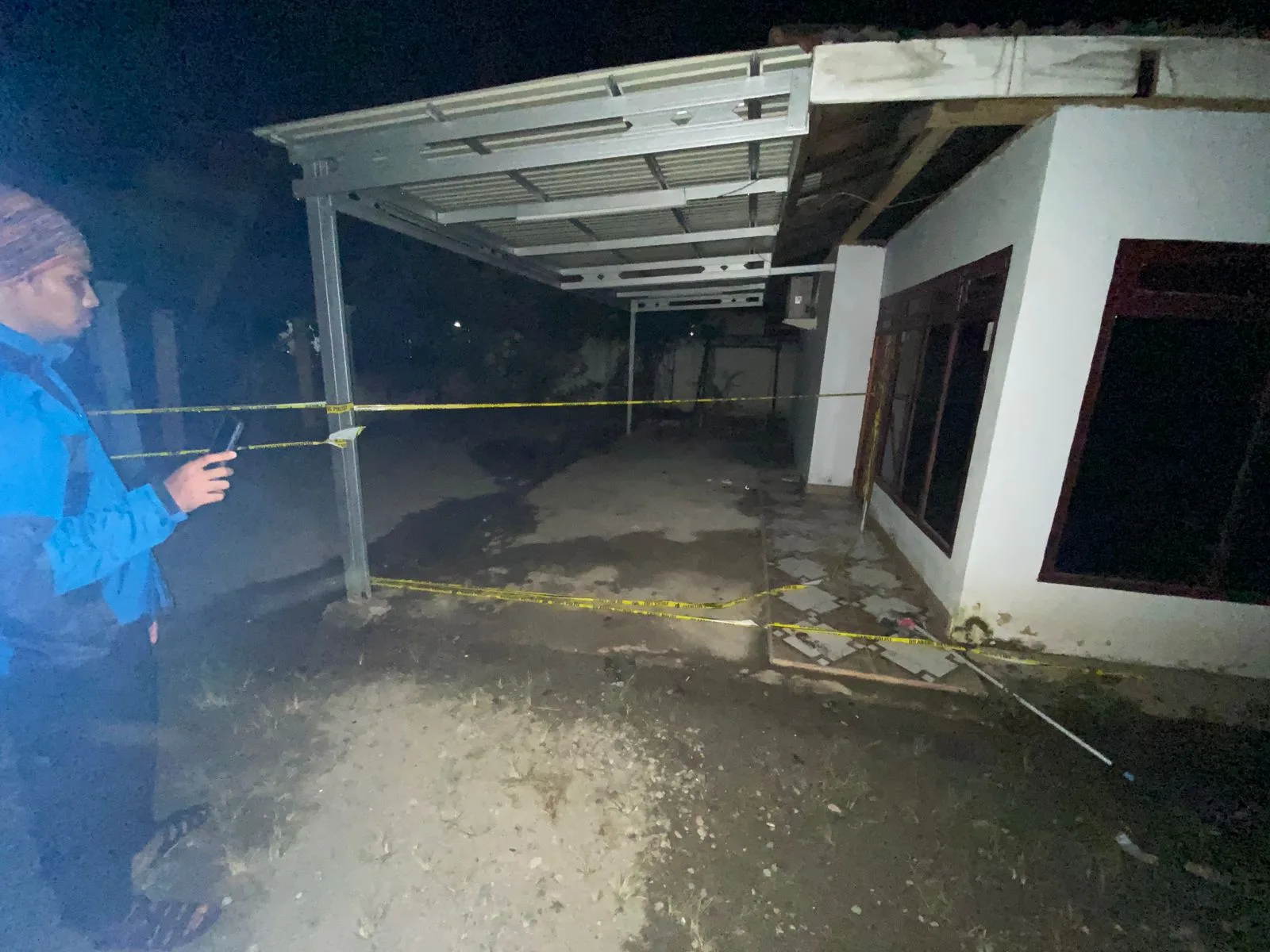 Tim Inafis saat melakukan penyelidikan di lokasi kejadian terbakarnya gudang BBM ilegal. (DETAIL/ist)