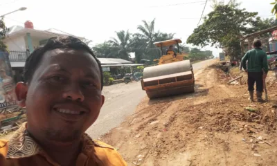 Alat berat Dinas PUPR Merangin, saat mengerjakan perbaikan jalan di Desa Bukit Bungkul, Kecamatan Renah Pamenang. (DETAIL/Daryanto)