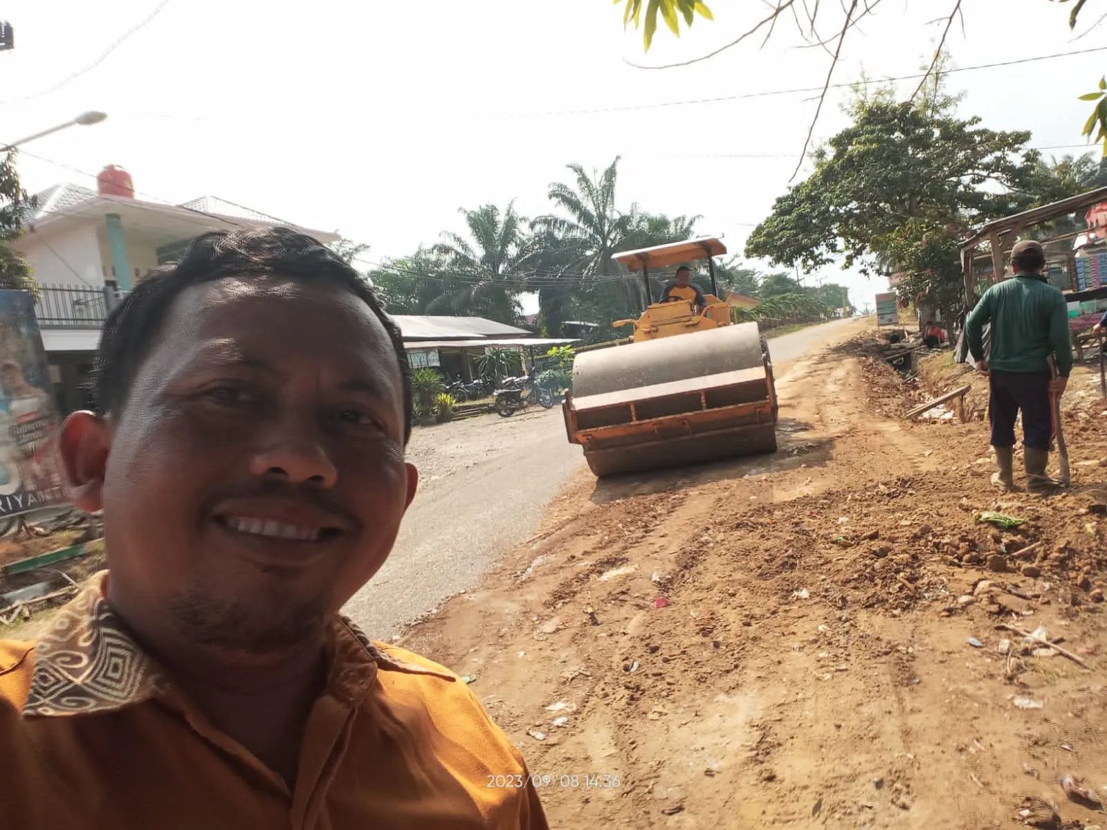 Alat berat Dinas PUPR Merangin, saat mengerjakan perbaikan jalan di Desa Bukit Bungkul, Kecamatan Renah Pamenang. (DETAIL/Daryanto)
