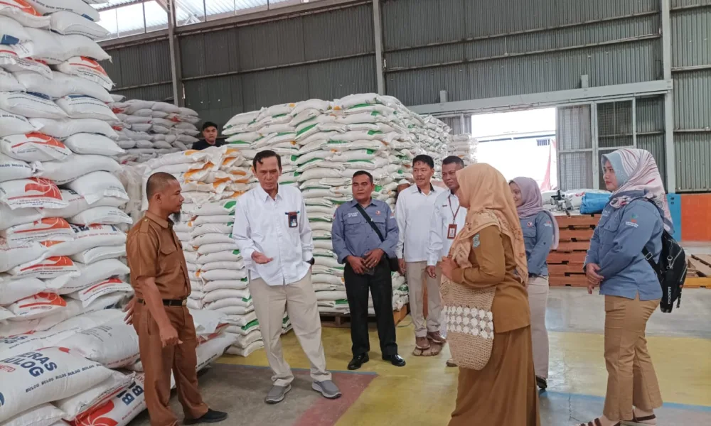 Kepala Bulog Cabang Sarko, Darul Lim Octo bersama dengan Dinas Ketahanan Pangan, Dinas Sosial saat berada di gudang beras Bulog Cabang Sarko. (DETAIL/Daryanto)
