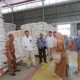 Kepala Bulog Cabang Sarko, Darul Lim Octo bersama dengan Dinas Ketahanan Pangan, Dinas Sosial saat berada di gudang beras Bulog Cabang Sarko. (DETAIL/Daryanto)