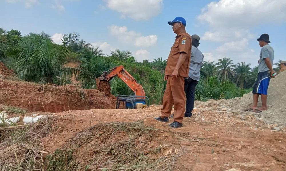Kades Lantak Seribu, Sukamto saat meninjau pembangunan box culver. (DETAIL/ist)