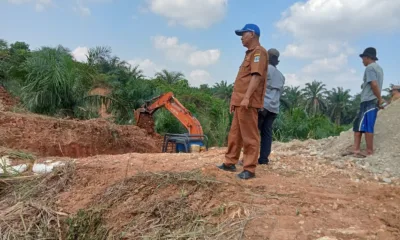 Kades Lantak Seribu, Sukamto saat meninjau pembangunan box culver. (DETAIL/ist)