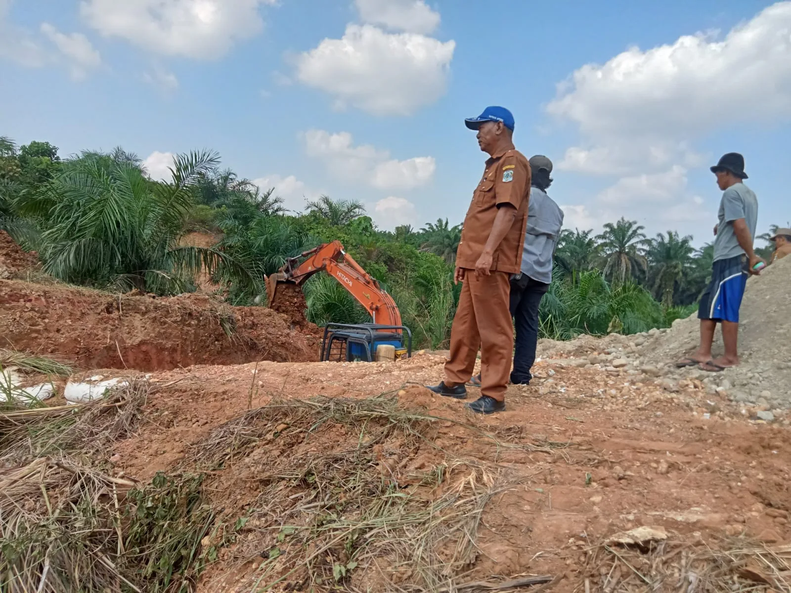Kades Lantak Seribu, Sukamto saat meninjau pembangunan box culver. (DETAIL/ist)