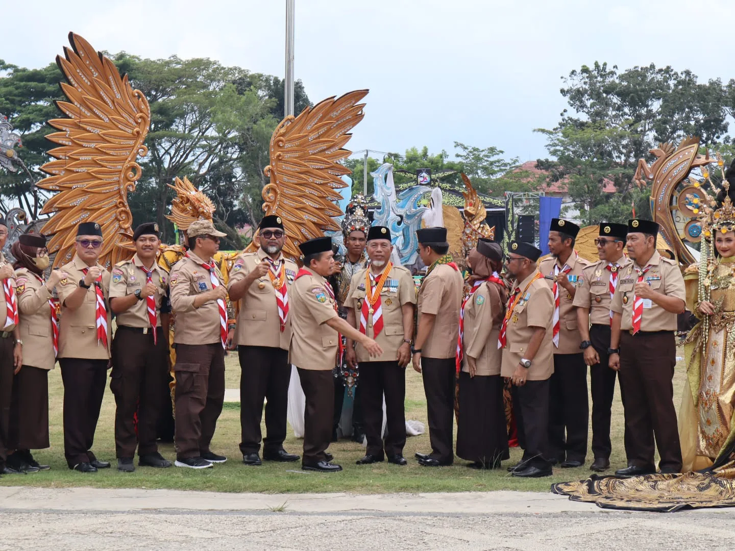 Gubernur Jambi, Al Haris dan Bupati Merangin, Mashuri saat bersama dengan tamu undangan. (DETAIL/ist)