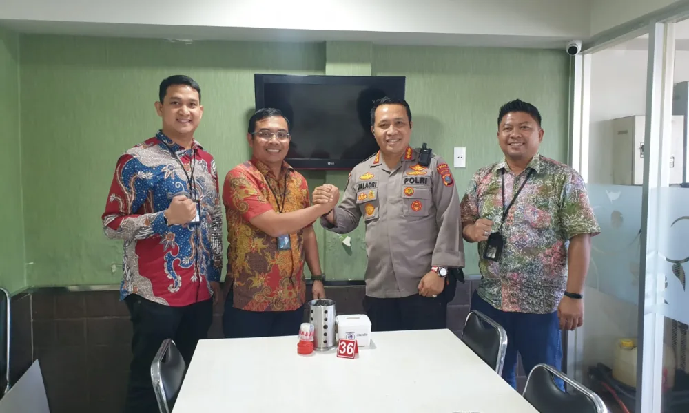 Consumer Bisnis Manager BRI BO Iskandar Muda, Sadli Azhari bersama Branch Manager BRI BO Iskandar Muda Priyo Harjanto, Direktur Samapta Polda Sumut, Kombes Pol Dwi Tunggal Jaladri dan Relationship Manager Briguna BRI BO Iskandar Muda, M Arif Tanjung, di Kantor BRI BO Medan Iskandar Muda, pada Selasa, 19 September 2023 lalu. (DETAIL/ist)
