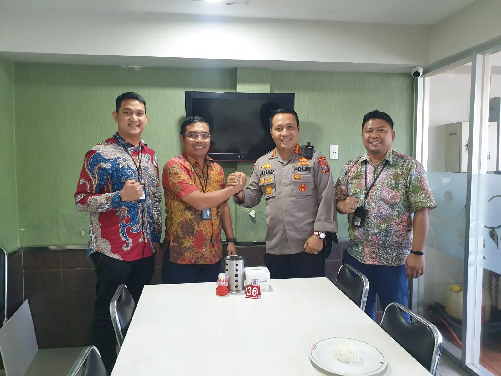Consumer Bisnis Manager BRI BO Iskandar Muda, Sadli Azhari bersama Branch Manager BRI BO Iskandar Muda Priyo Harjanto, Direktur Samapta Polda Sumut, Kombes Pol Dwi Tunggal Jaladri dan Relationship Manager Briguna BRI BO Iskandar Muda, M Arif Tanjung, di Kantor BRI BO Medan Iskandar Muda, pada Selasa, 19 September 2023 lalu. (DETAIL/ist)