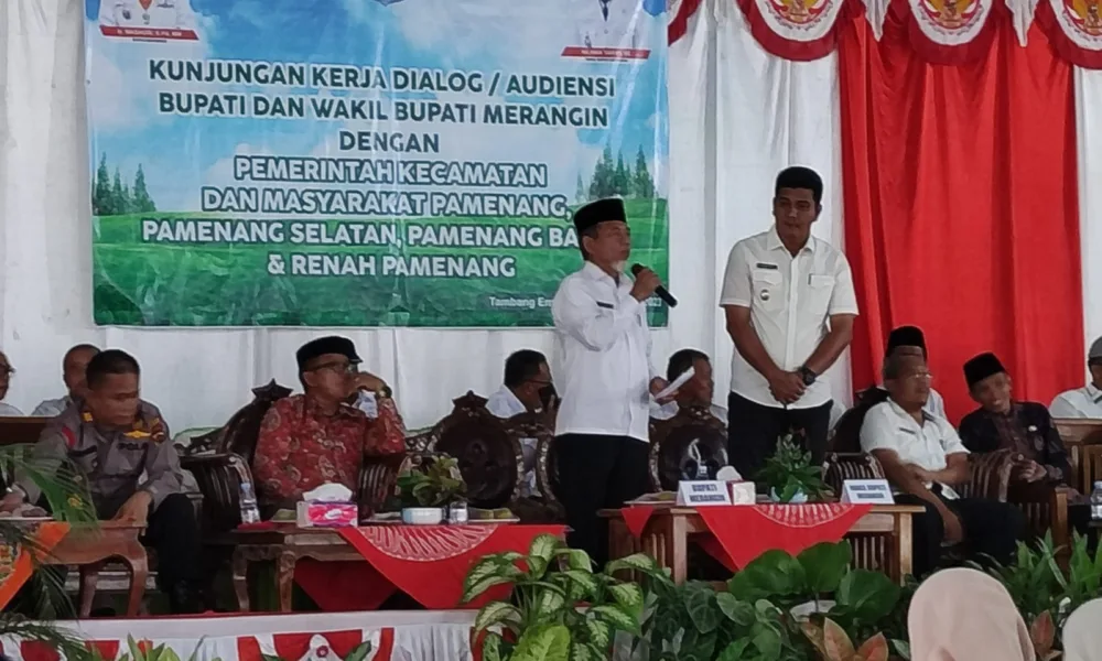 Bupati dan Wakil Bupati Merangin, saat berpamitan di Dapil III. Acara pamitan tersebut di gelar meriah di Balai Desa Tambang Emas.(DETAIL/ist)