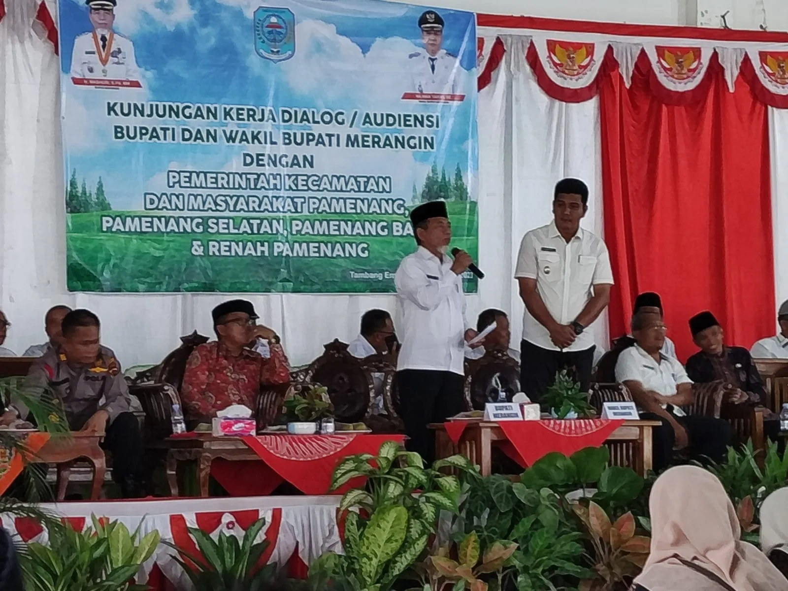 Bupati dan Wakil Bupati Merangin, saat berpamitan di Dapil III. Acara pamitan tersebut di gelar meriah di Balai Desa Tambang Emas.(DETAIL/ist)