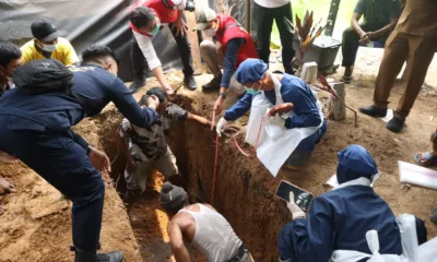 Tim Forensik Polda Jambi, saat membongkar makam gadis cantik yang tewas tidak wajar. (DETAIL/ist)