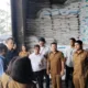 Proses peninjauan kilang padi oleh KPPU Kanwil I Sumbagut bersama Satgas Pangan.