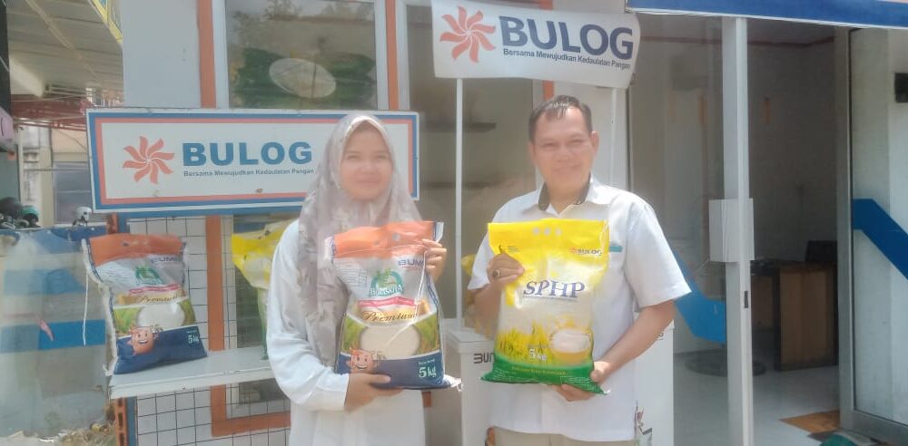 Beras produk Bulog yang beredar di masyarakat merupakan beras asli. (DETAIL/Daryanto)