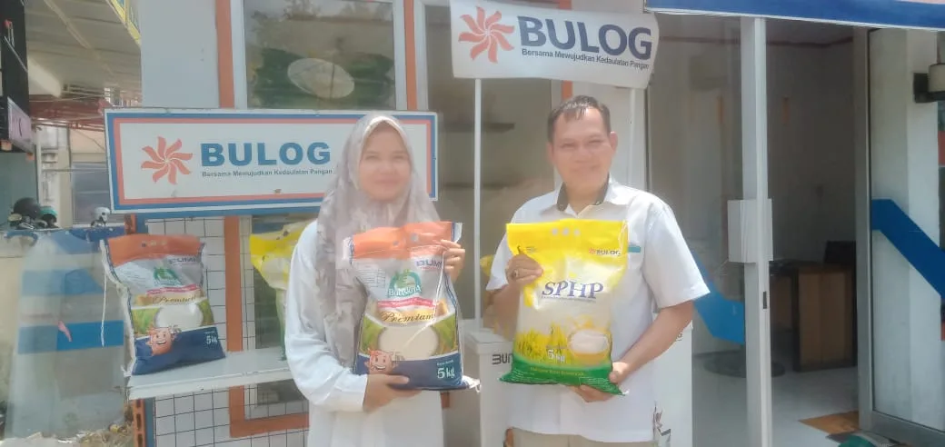 Beras produk Bulog yang beredar di masyarakat merupakan beras asli. (DETAIL/Daryanto)