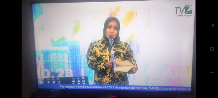 Ramayani Baca Puisi "Di Bawah Cahaya Sigombak" Pada Pertemuan Penyair ...