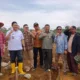 Proses penyerahan 100.000 batang kopi ke para petani dari 30 Poktan di Desa Parbuluan V di Kabupaten Dairi, Sumut.