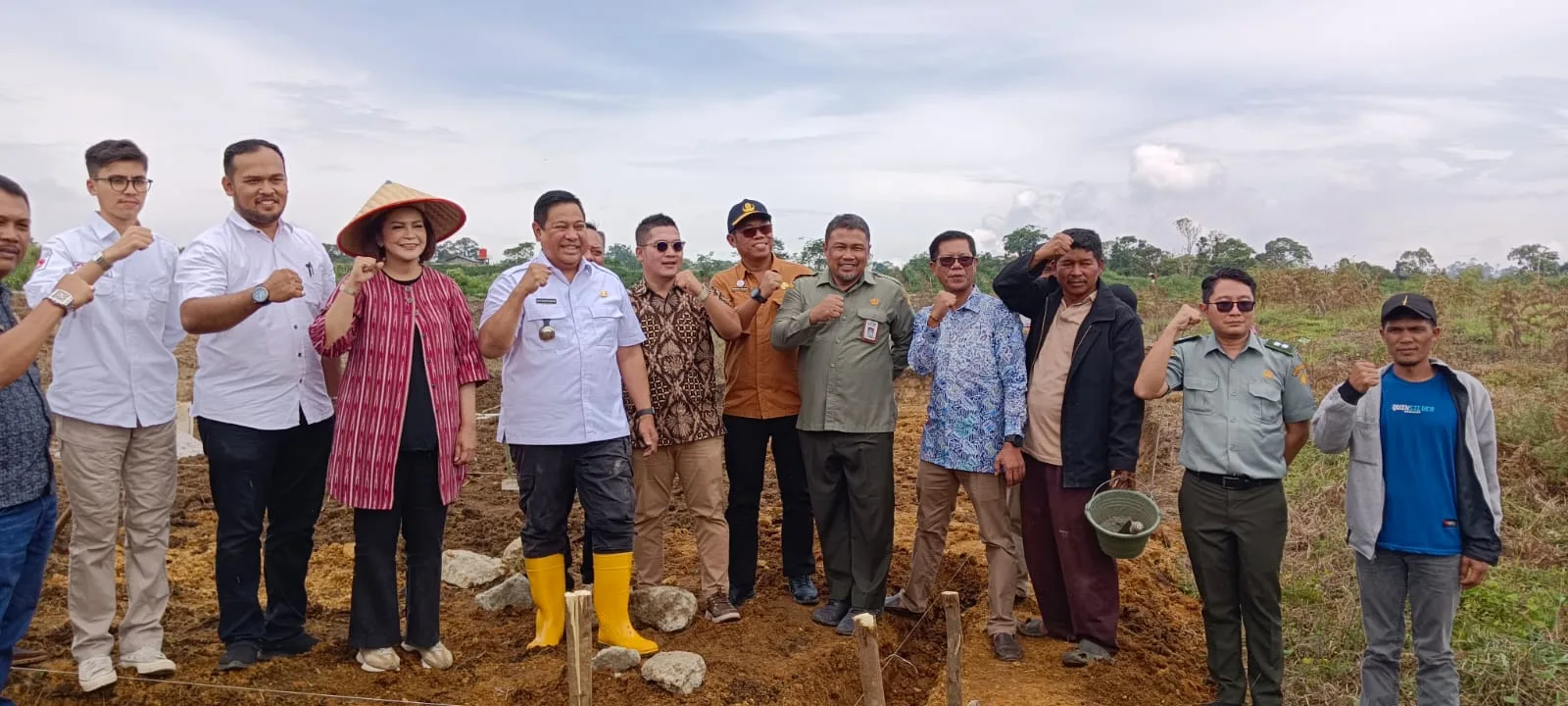 Proses penyerahan 100.000 batang kopi ke para petani dari 30 Poktan di Desa Parbuluan V di Kabupaten Dairi, Sumut.