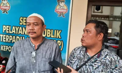 Iskandar (kopiah putih) usai laporkan CV Karo-karo. (DETAIL/ist).