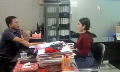 Ibu korban Alfatih Rizki saat membuat laporan. (DETAIL/ist)