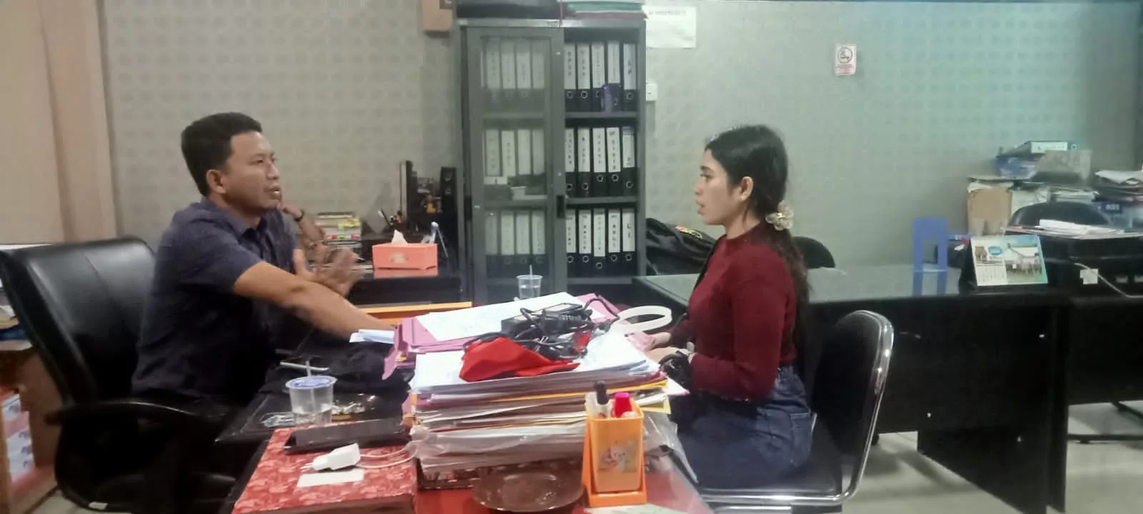 Ibu korban Alfatih Rizki saat membuat laporan. (DETAIL/ist)