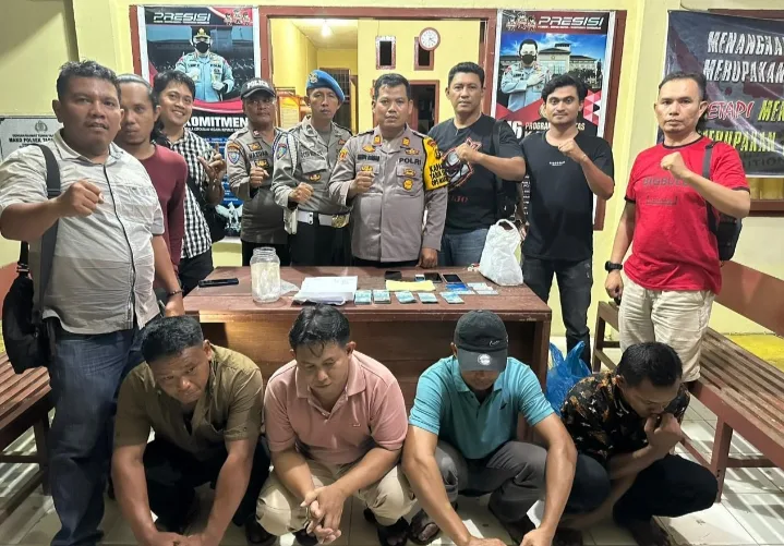 Para pelaku pengedar uang palsu setelah ditangkap polisi. (DETAIL/ist)