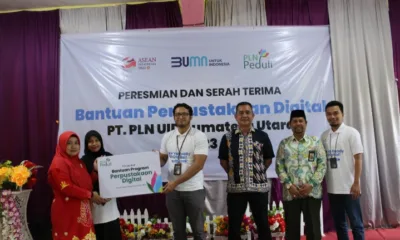 Proses penyerahan bantuan oleh PLN.