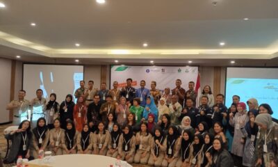 Para peserta berfoto bersama dalam acara workshop bertema "Oleokimia dari Minyak Sawit: Potensi dan Tantangan" yang digelar di Santika Premiere Dyandra Hotel, Medan. (DETAIL/ist)