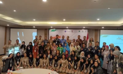 Para peserta berfoto bersama dalam acara workshop bertema "Oleokimia dari Minyak Sawit: Potensi dan Tantangan" yang digelar di Santika Premiere Dyandra Hotel, Medan. (DETAIL/ist)