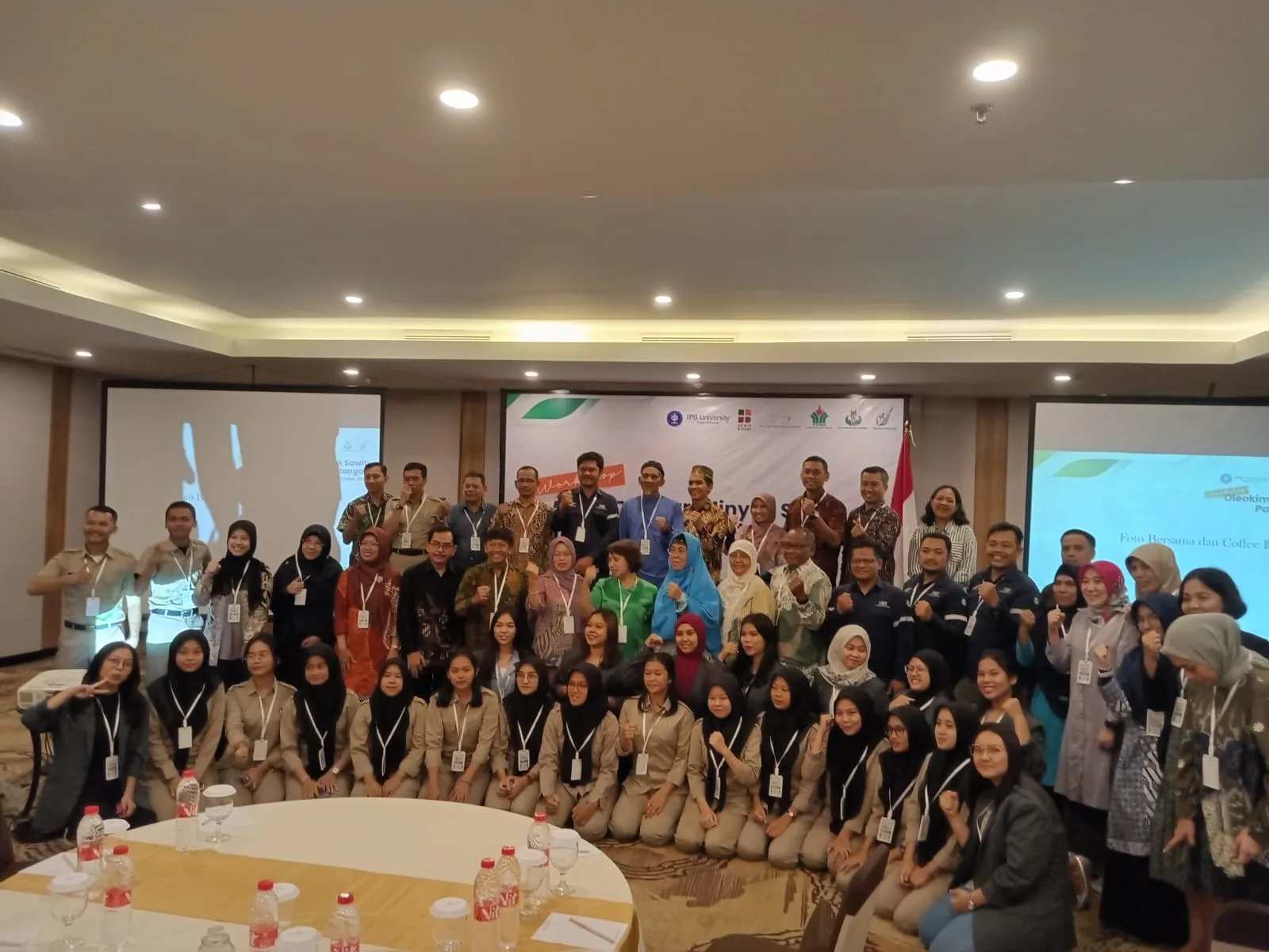 Para peserta berfoto bersama dalam acara workshop bertema "Oleokimia dari Minyak Sawit: Potensi dan Tantangan" yang digelar di Santika Premiere Dyandra Hotel, Medan. (DETAIL/ist)