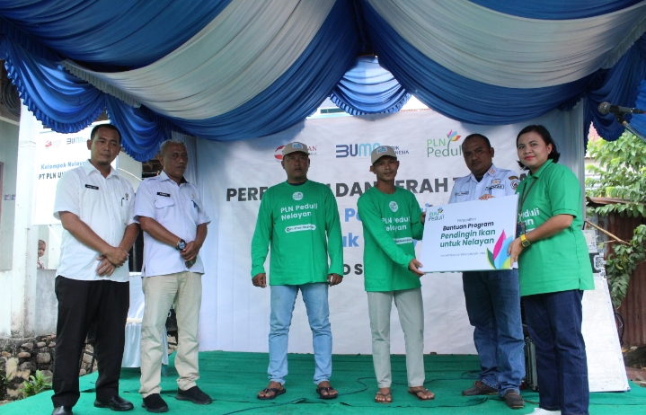 Pihak PLN memberikan bantuan kepada para nelayan dari Sibolga dan Tapteng.