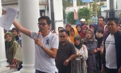 Hadi Prabowo bersama sejumlah masyarakat mendemo Kantor BPN Provinsi Jambi. (DETAIL/ist)
