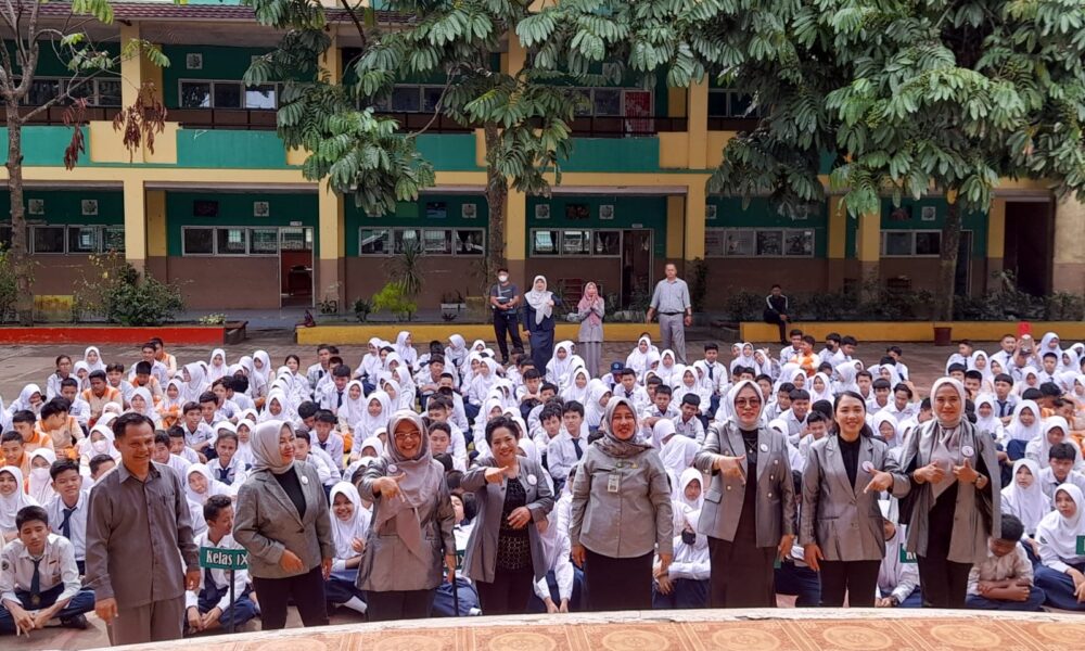 KAP Provinsi Jambi berfoto bersama Siswa/I SMPN 7 Kota Jambi usai kegiatan. (DETAIL/Juan)