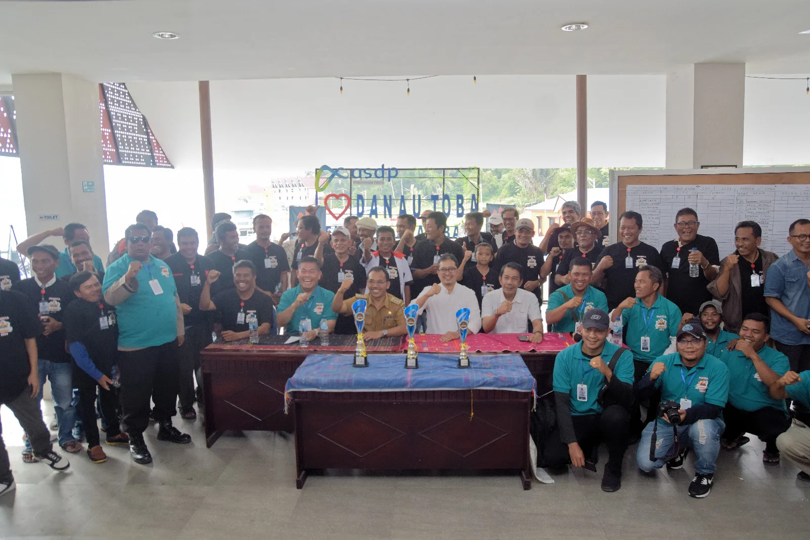 Teks Foto: Turnamen Catur di Kabupaten Toba yang didukung oleh Regal Springs Indonesia