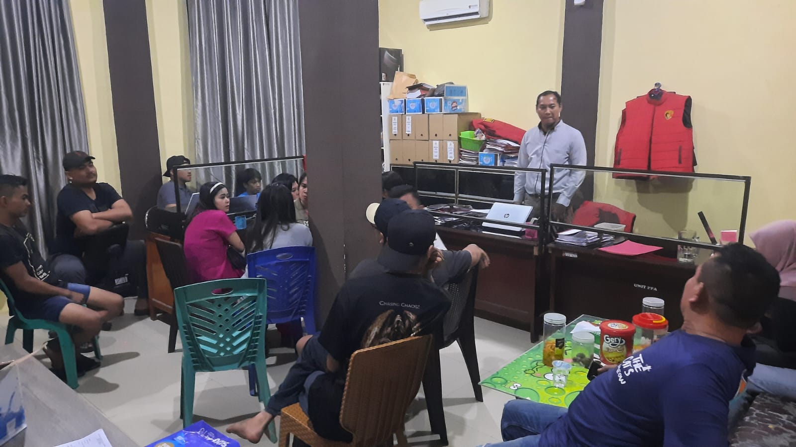 Tiga pasangan bukan suami istri usai digerebek langsung dibawa ke Polres Merangin. (DETAIL/ist)
