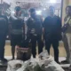 Pelaku pencurian toko sembako, terduduk di depan Polsek sungai Manau dengan bukti kejahatannya.(DETAIL/ist)