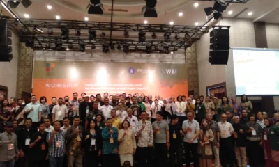 Para peserta workshop tentang karbonisasi tankos sawit untuk pupuk organik yang digelar oleh IPB dan BPDPKS melakukan foto bersama.