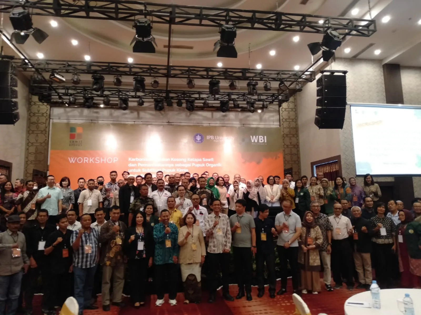 Para peserta workshop tentang karbonisasi tankos sawit untuk pupuk organik yang digelar oleh IPB dan BPDPKS melakukan foto bersama.