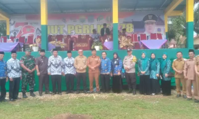 Para guru berfoto bersama usai pelaksanaan upacara. (DETAIL/Daryanto)