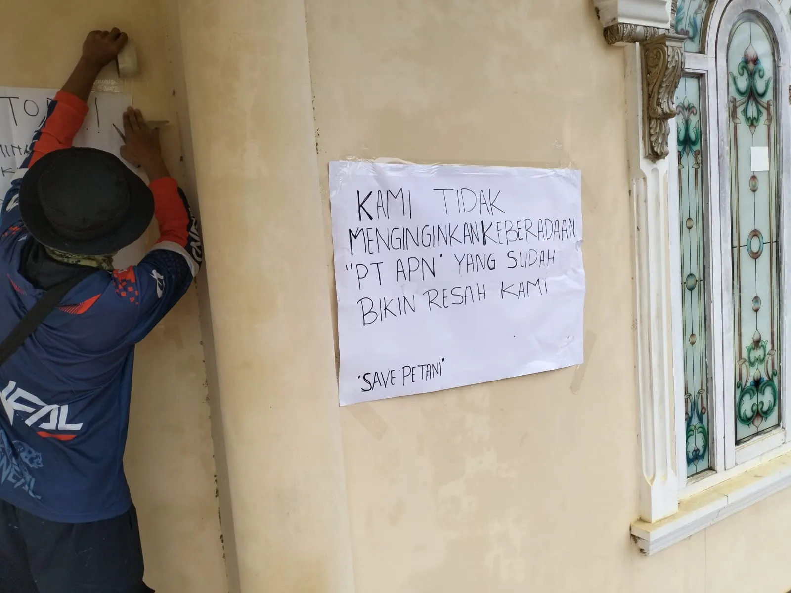 PROTES: Salah satu warga Desa Sungai Jernih menempelkan tulisan protes di dinding mess PT Andika Permata Nusantara (APN) Kamis, 30 November 2023. (DETAIL/ist)