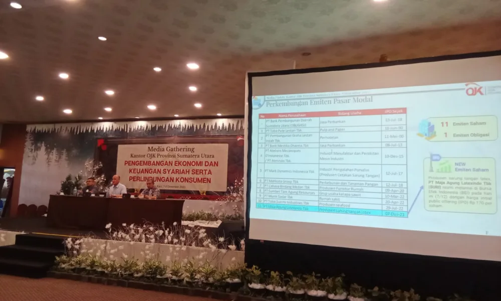 Anton Purba selaku Deputi Direktur Pengawasan LJK 2 KOJK Provinsi Sumut memberikan paparan kepada para wartawan di Medan, Kamis 7 Desember 2023.