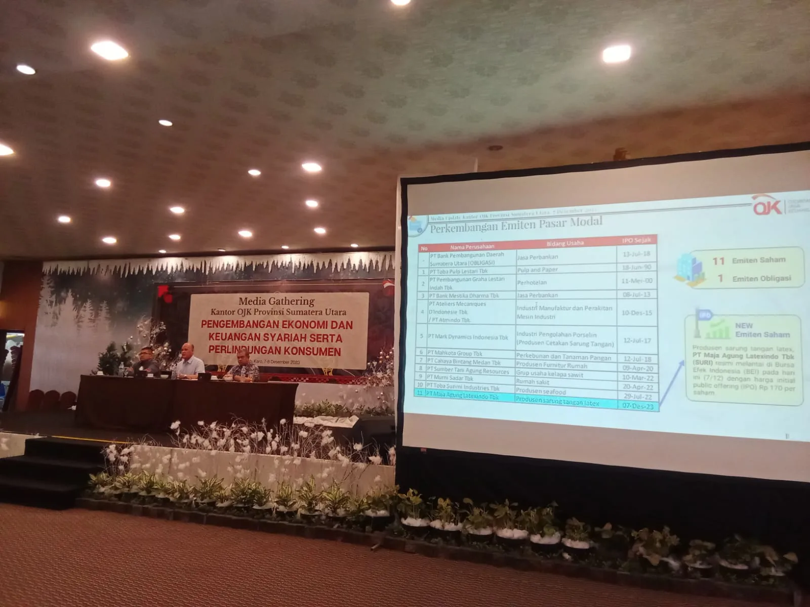 Anton Purba selaku Deputi Direktur Pengawasan LJK 2 KOJK Provinsi Sumut memberikan paparan kepada para wartawan di Medan, Kamis 7 Desember 2023.