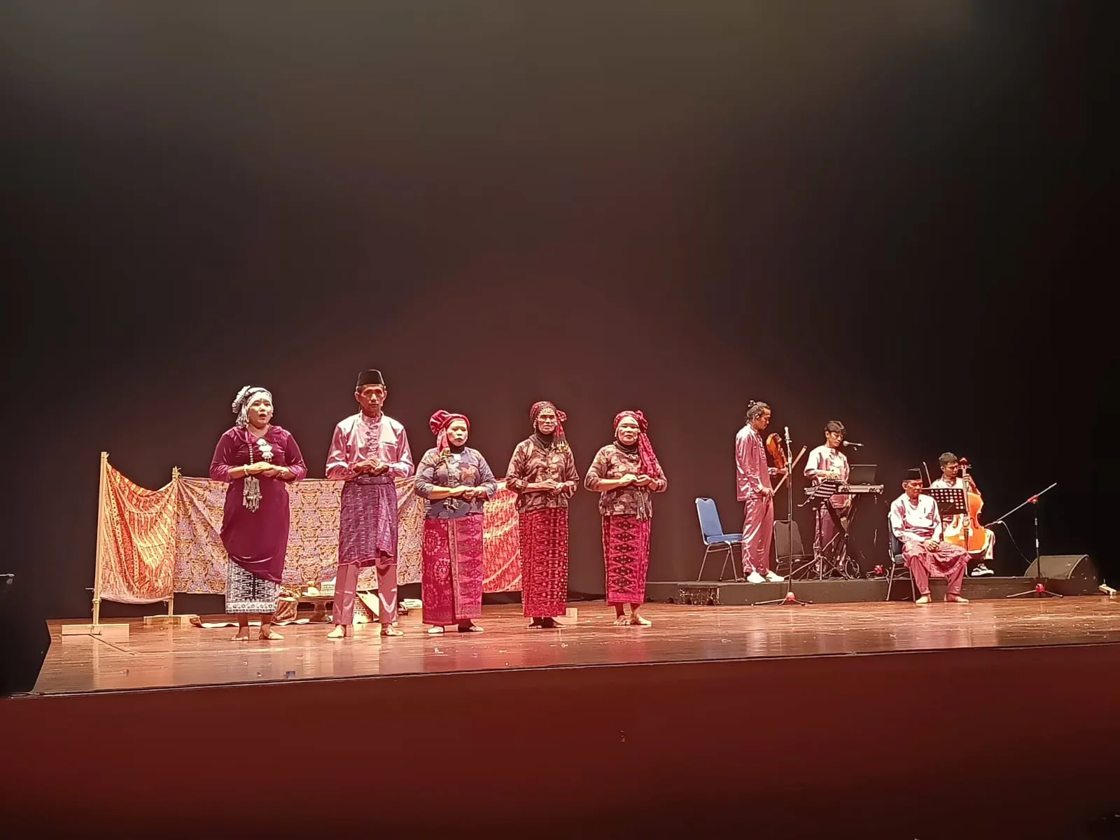 Seniman Merangin saat tampil di Taman Ismail Marzuki dengan membawa Ompek Ganjil Limo Gonok. (DETAIL/ist)