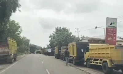 Antrean panjang kendaraan memenuhi bahu jalan depan SPBU Simpang Limbur Tembesi, dimana korban dikeroyok pelansir solar. (DETAIL/ist)