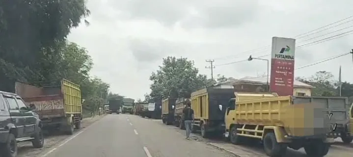 Antrean panjang kendaraan memenuhi bahu jalan depan SPBU Simpang Limbur Tembesi, dimana korban dikeroyok pelansir solar. (DETAIL/ist)