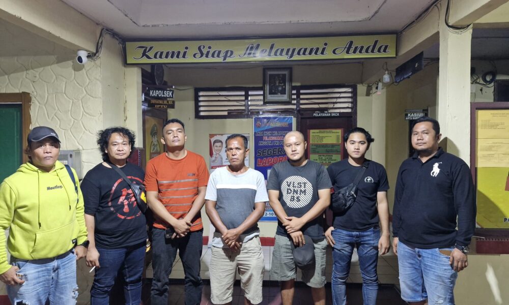 Dua pelaku pengeroyokan usai ditangkap polisi di kediamannya. (DETAIL/ist)